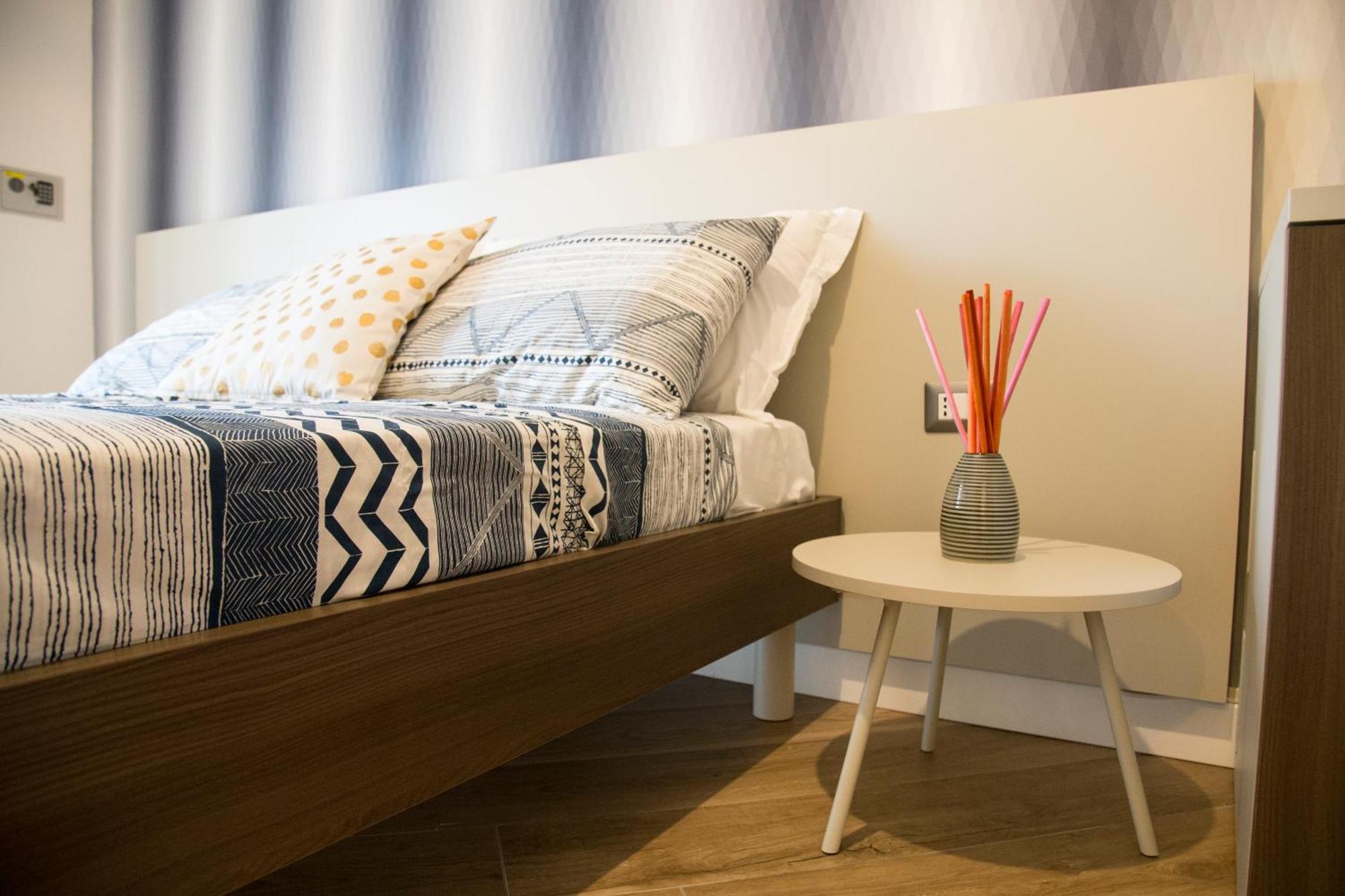 Rooms Garibaldi เนเปิลส์ ภายนอก รูปภาพ
