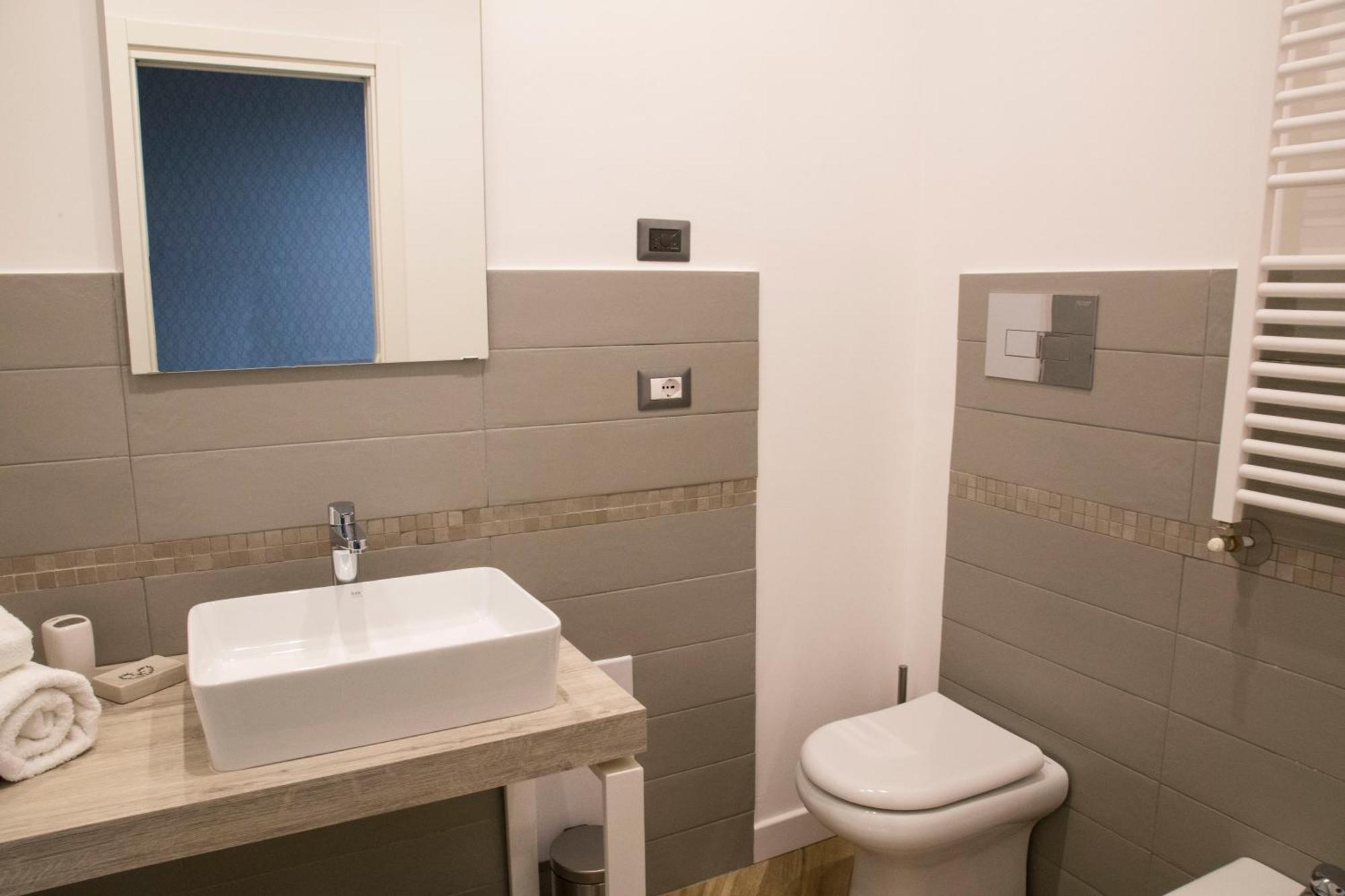Rooms Garibaldi เนเปิลส์ ภายนอก รูปภาพ