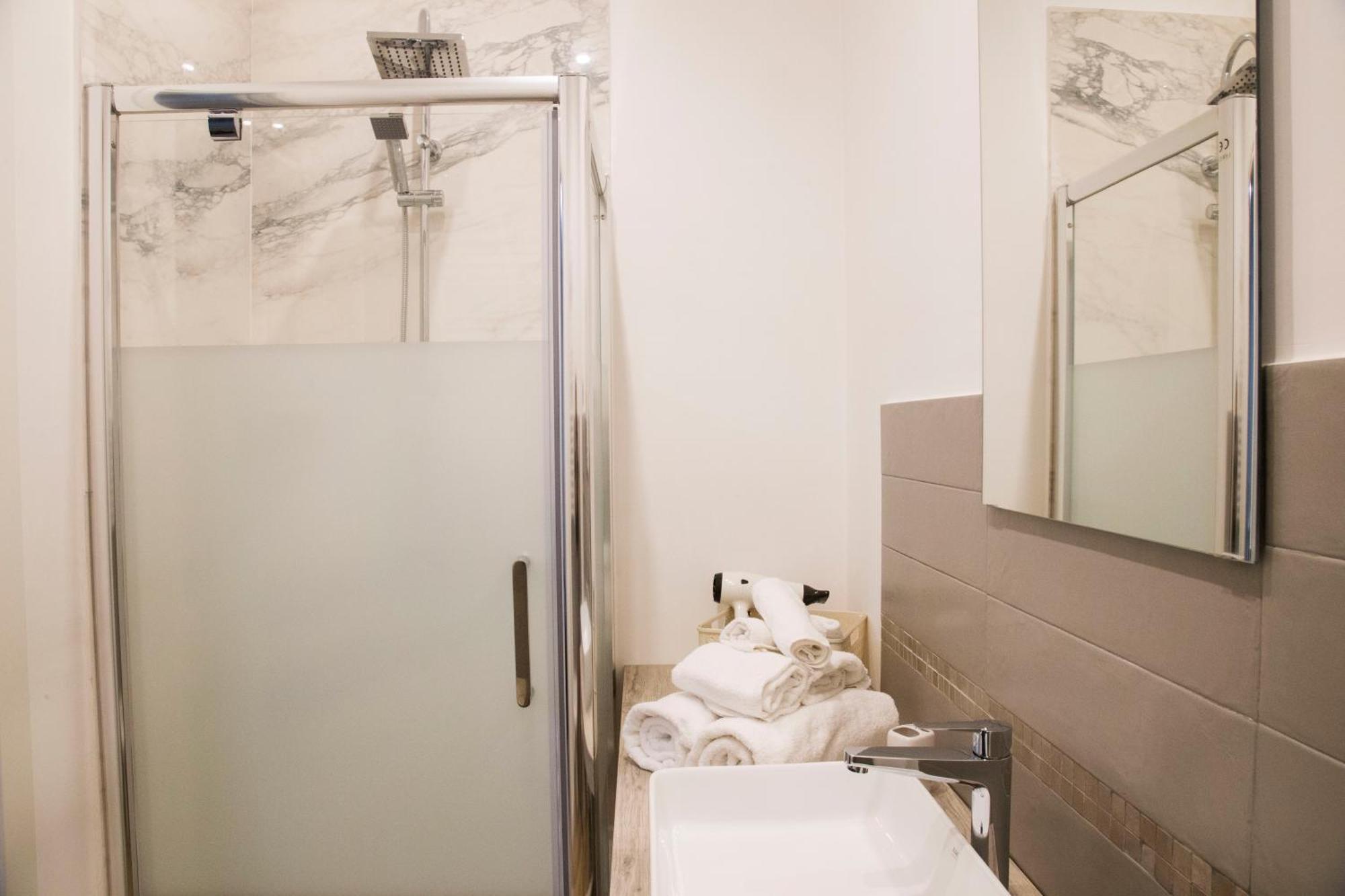 Rooms Garibaldi เนเปิลส์ ภายนอก รูปภาพ